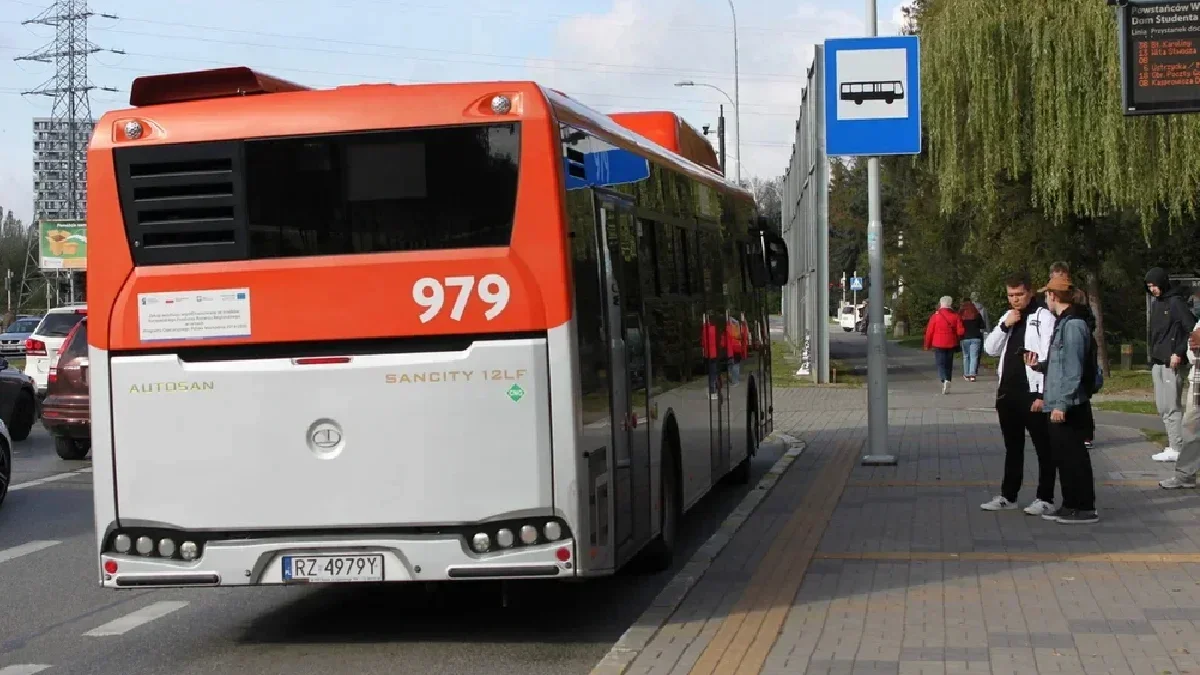 Od 1 września zmiany w kursowaniu autobusów. Są też nowe godziny pracy Punktów Obsługi Pasażera - Zdjęcie główne