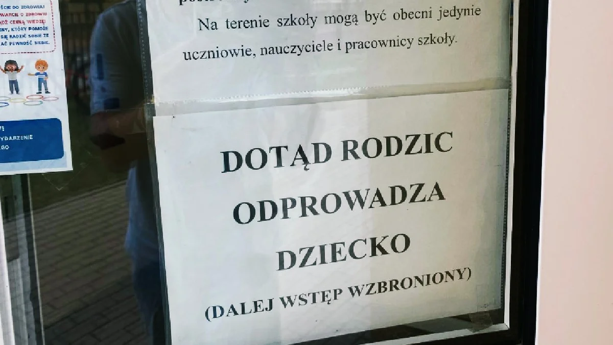 Zakaz wchodzenia rodziców do szkoły. Skąd taki pomysł w Szkole Podstawowej nr 24 w Rzeszowie? - Zdjęcie główne