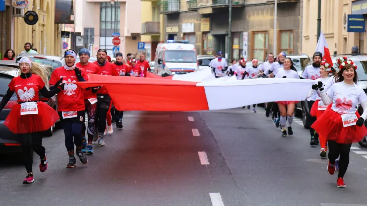 12. PKO Bieg Niepodległości: Ponad 2700 biegaczy wyruszyło z Rynku. Piękna biało-czerwona flaga [ZDJĘCIA] - Zdjęcie główne