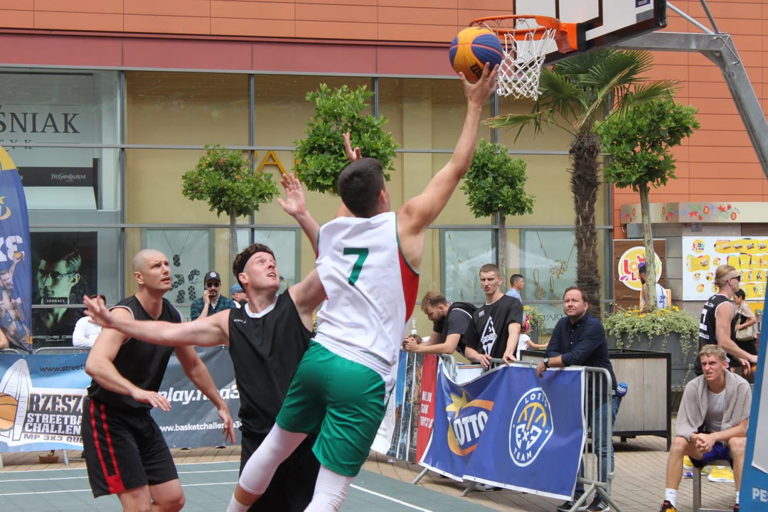 Mistrzostwa Polski w Koszykówce 3x3 - Lotto Quest Rzeszów 2022. Sportowe zmagania na skwerze Millenium Hall. Odszukaj na fotografiach siebie lub swoich znajomych [ZDJĘCIA] - Zdjęcie główne