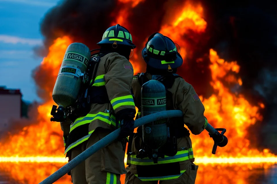 Pożar tartaku w Czarnej. Ponad 100 strażaków w akcji gaśniczej - Zdjęcie główne