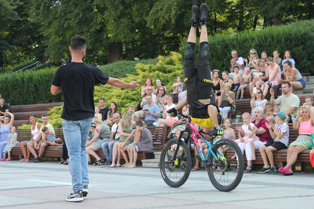 Street Art: Niesamowity pokaz stuntu na rowerze. Kamil Kobędzowski zachwycił publiczność w Rzeszowie [ZDJĘCIA] - Zdjęcie główne