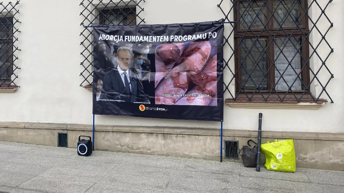 Demonstracja antyaborcyjna pod ratuszem w Rzeszowie. "Władza, która zezwala na zabijanie dzieci, zabija przyszłość tego narodu" - Zdjęcie główne