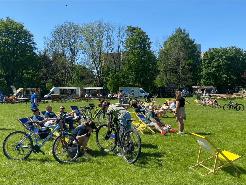 Wielka majówka na bulwarach w Rzeszowie! Food trucki, wesołe miasteczko i dobra zabawa [ZDJĘCIA] - Zdjęcie główne