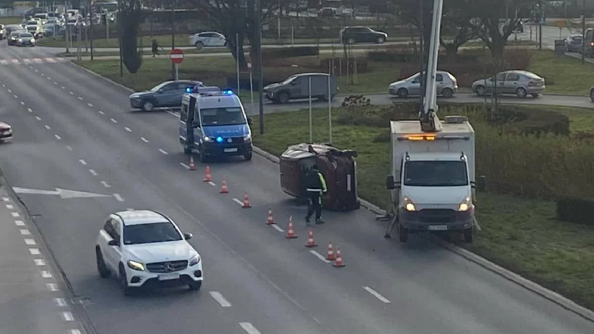 Policja wyjaśnia okoliczności wczorajszego wypadku na alei Rejtana [ZDJĘCIA] - Zdjęcie główne