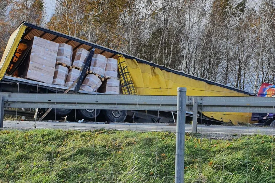 Tragiczny wypadek na drodze S19 w kierunku Rzeszowa. Po zderzeniu z ciężarówkami w Sokołowie Małopolskim śmierć poniosła jedna osoba - Zdjęcie główne