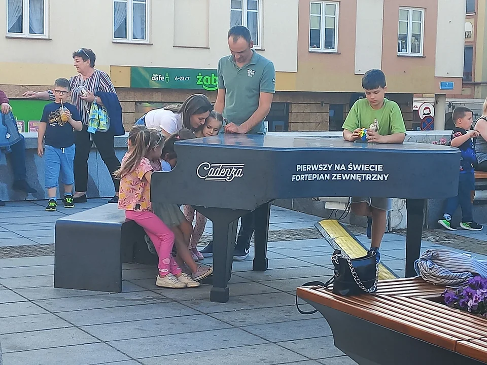 Na rynku stanął betonowy fortepian. Mieszkańcy mogą usiąść i zagrać [ZDJĘCIA] - Zdjęcie główne