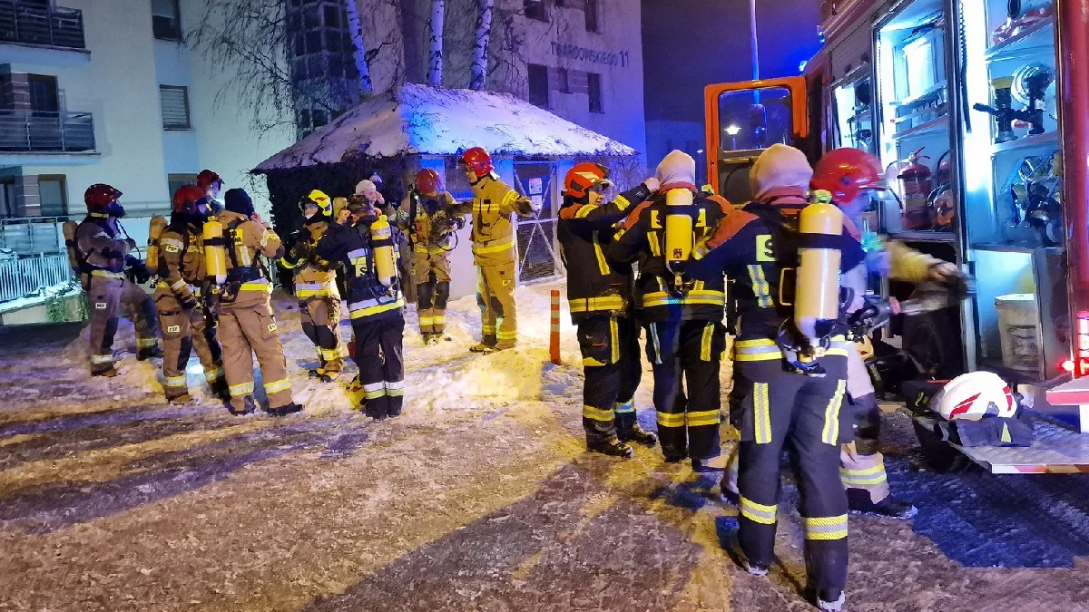 Pożar w jednym z bloków przy Twardowskiego w Rzeszowie. Ewakuowano 50 mieszkańców [ZDJĘCIA] - Zdjęcie główne