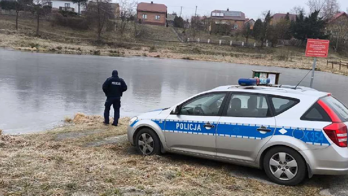 Dzieci skakały po zamarzniętym stawie w Łańcucie. Interweniowała policja - Zdjęcie główne