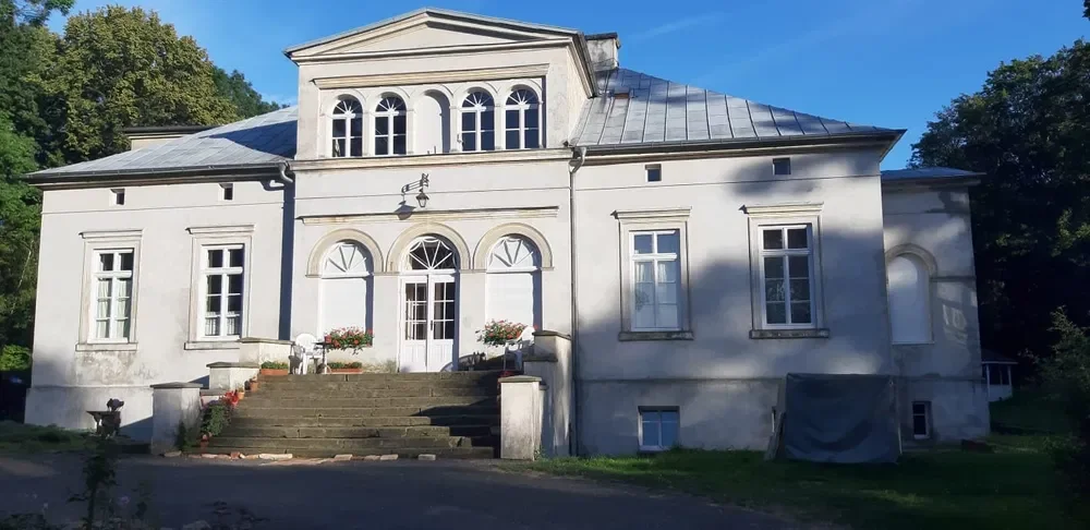 Pałac rezydencja z 1815 r. w stylu klasycystycznym w Grabiszycach Górnych gm. Leśna, cena: 2 250 000 zł. Pałac klasycystyczny, piwnica z XVI w. pod całym budynkiem, parter urządzony, zamieszkany, poddasze wysokie nad całym budynkiem do zagospodarowania i strych. Oranżeria z widokiem na park i stawy. Z sypialni wyjście na taras z widokiem na oczko wodne z ogrodem tematycznym i altanę. Wszystkie okna i drzwi po kapitalnym remoncie, nowe żaluzje antywłamaniowe, w piwnicach również są nowe okna. Nowe przyłącze instalacji elektrycznej. Ogrzewanie piecem na paliwo stałe i dodatkowo wydajny kominek. Park 4,65 ha , dwa stawy kaskadowe, własne (bardzo wydajne) ujęcie wody źródlanej bardzo dobrej jakości, studnia kamienna z 1750 roku, woda spływa do pałacu grawitacyjnie, pod własnym ciśnieniem.