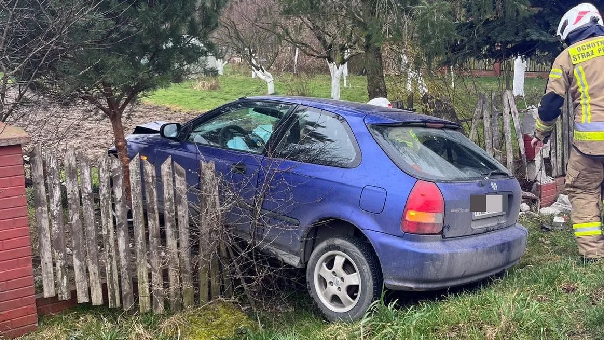 18-latka wjechała hondą w ogrodzenie w Trzcianie - Zdjęcie główne