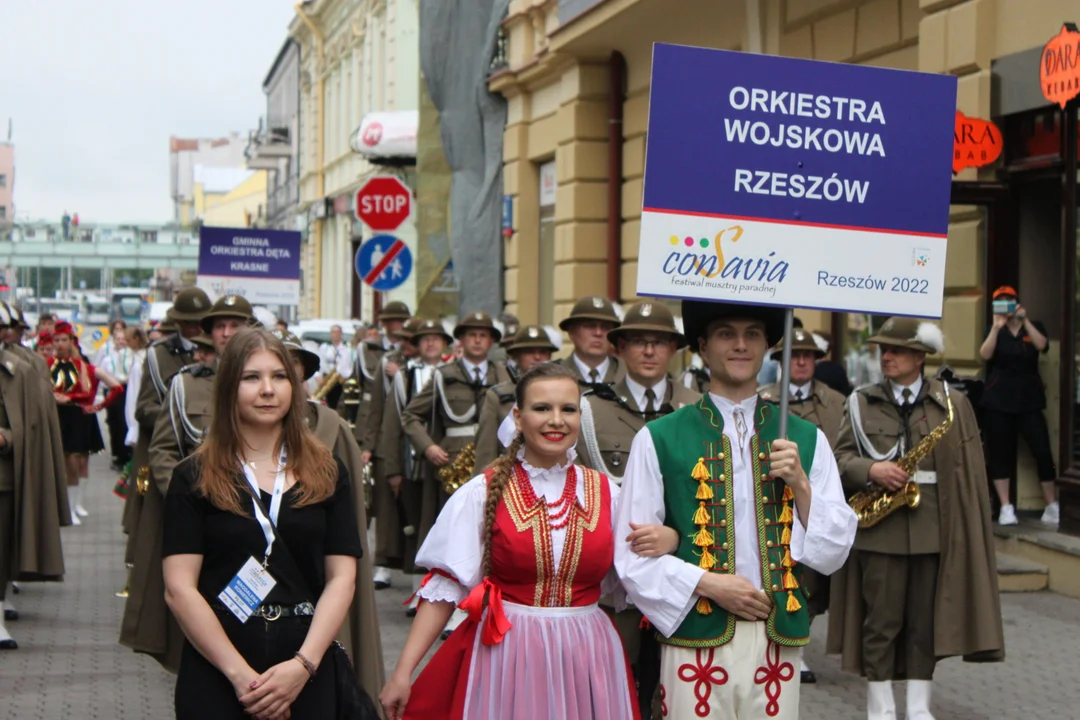 III Festiwal Musztry Paradnej "Consavia" przeszedł ulicami Rzeszowa. Fantastyczna parada w wykonaniu orkiestr dętych [ZDJĘCIA] - Zdjęcie główne