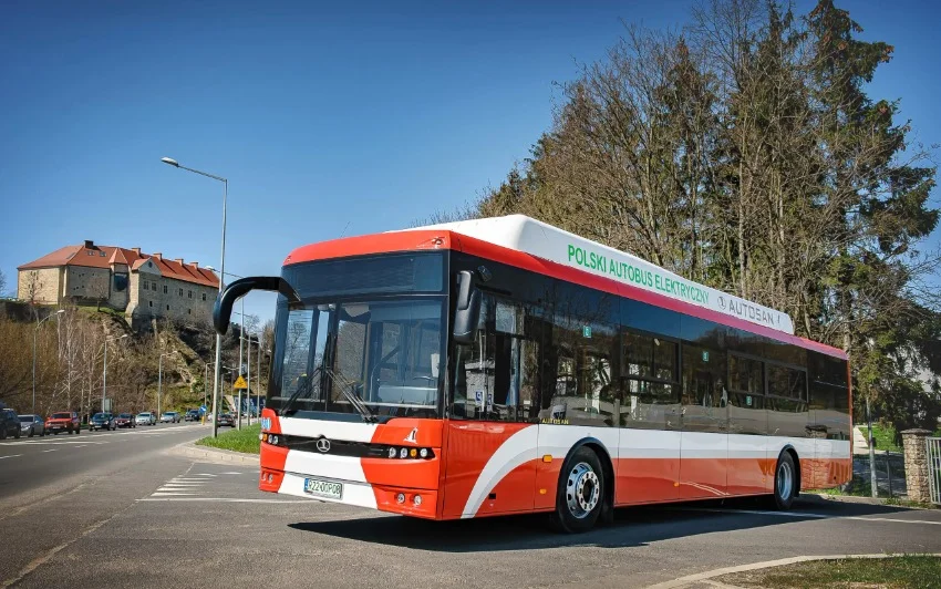 Zeroemisyjny, w pełni elektryczny autobus niskopodłogowy o długości 12 m. Porusza się bardzo cicho, nie emituje żadnych spalin, przez co jest przyjazny mieszkańcom miast oraz środowisku naturalnemu. Jest wolny od wibracji, co znacząco poprawia komfort podróżowania. Zamontowane komponenty (klimatyzacja, automatyczny system gaszenia pożaru w komorze silnika itp.) zapewniają bezpieczeństwo i wygodę pasażerom. Dzięki zastosowaniu nowoczesnych technologii autobus na jednym ładowaniu przejeżdża nawet 350 km 
