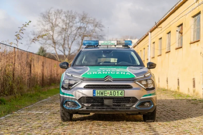 Straż Graniczna ma 27 nowych elektrycznych samochodów. Trafią m.in. na lotnisko w Jasionce [ZDJĘCIA] - Zdjęcie główne