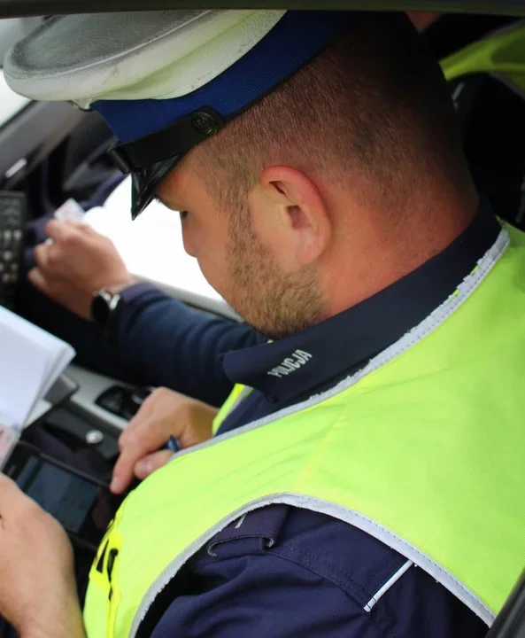 Policjanci zatrzymali do kontroli drogowej 35-letniego kierowcę opla, który w Alfredówce w gminie Nowa Dęba, jechał w terenie zabudowanym z prędkością 127 km/h, przekraczając tym samym dozwoloną prędkość o 77 km/h. W związku z popełnionym wykroczeniem 35-letni mieszkaniec Sanoka stracił prawo jazdy na okres 3 miesięcy i został ukarany mandatem w wysokości 2,5 tys. złotych oraz 10 punktami karnymi. 