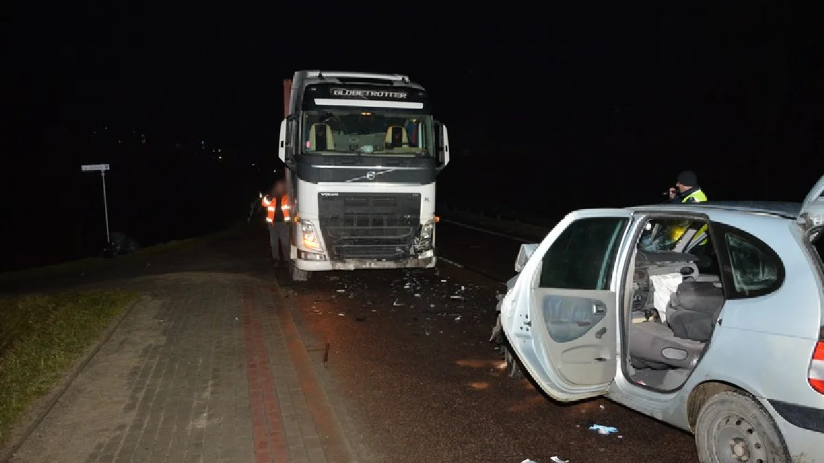 Wypadek osobowego renault z ciężarowym volvo na krajowej 19 [ZDJĘCIA] - Zdjęcie główne