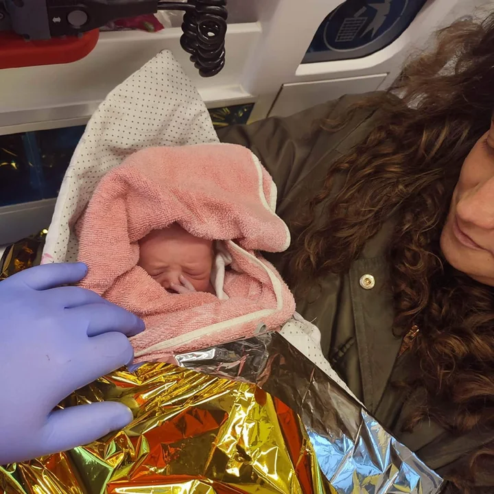 Ratownicy medyczni z Rzeszowa odebrali poród. Dziewczynka cała i zdrowa - Zdjęcie główne
