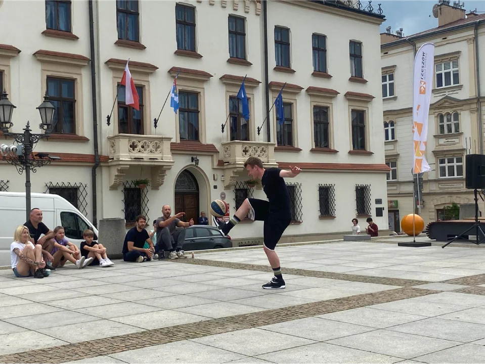 Paweł „Dazzle” Kidoń w Rzeszowie. Niesamowity pokaz freestyle basketball [ZDJĘCIA] - Zdjęcie główne