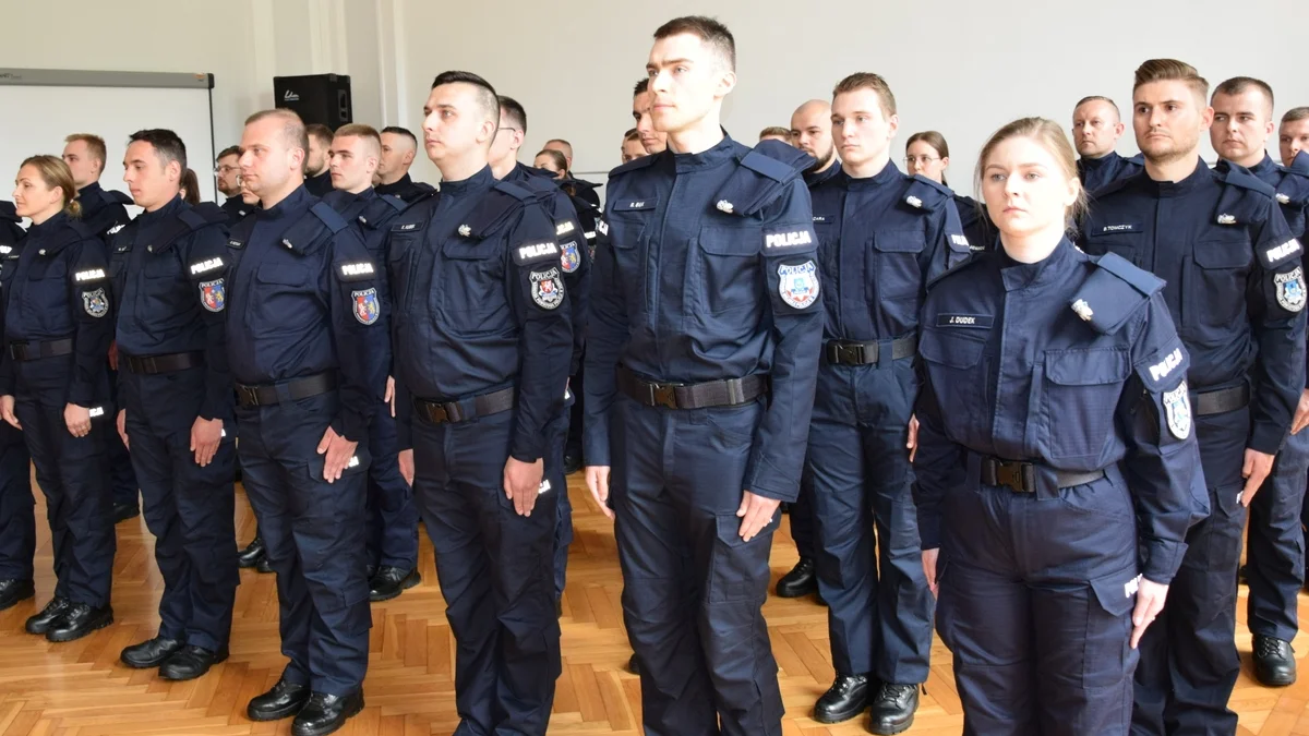 43 nowych policjantów wstąpiło do służby na Podkarpaciu. Złożyli ślubowanie [ZDJĘCIA] - Zdjęcie główne