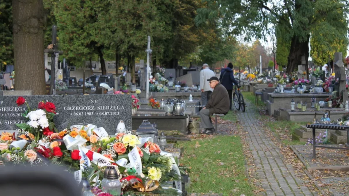 6 rzeczy, których nie wolno i nie wypada robić na cmentarzu. Złamanie tych zasad może się źle skończyć - Zdjęcie główne