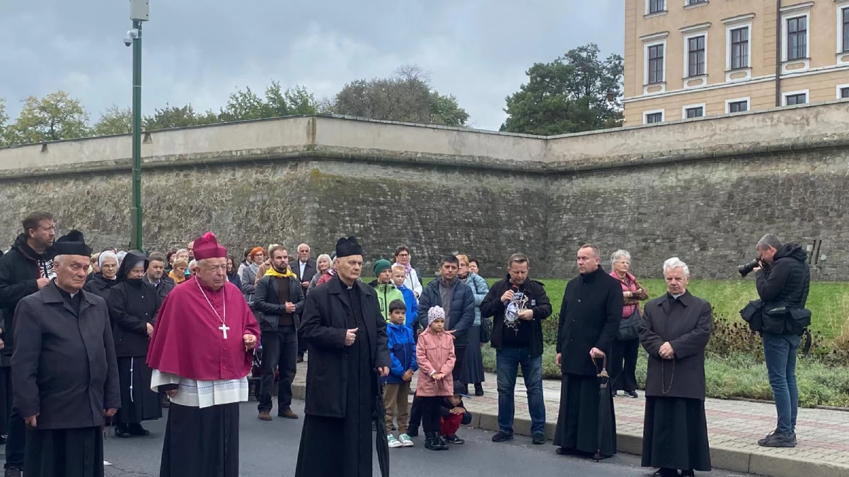 Różaniec ulicami Rzeszowa. Tłumy wiernych pomimo złej pogody [ZDJĘCIA] - Zdjęcie główne