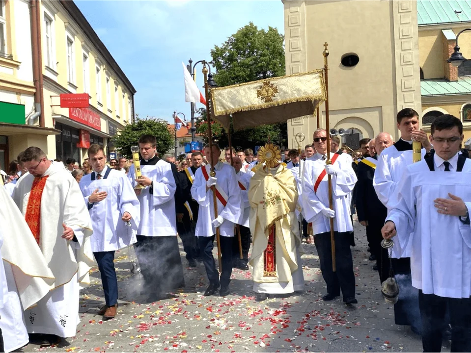 Boże Ciało 2024. Uroczysta procesja z rzeszowskiej Fary [ZDJĘCIA] - Zdjęcie główne