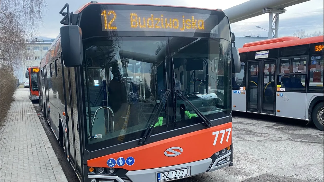 Autobusy miejskie blokują wjazd i wyjazd z posesji mieszkańcom Budziwoja. Radni chcą im pomóc - Zdjęcie główne