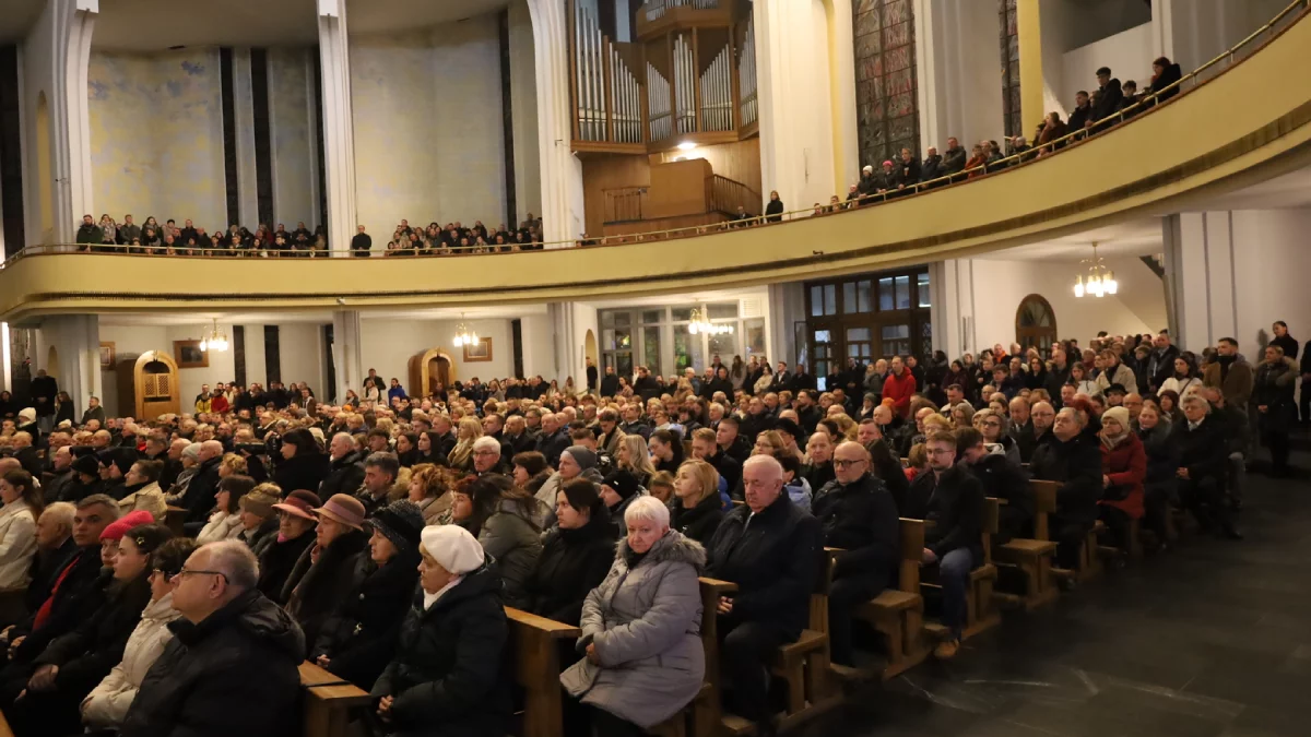 Pasterka w katedrze rzeszowskiej z udziałem biskupa [ZDJĘCIA] - Zdjęcie główne