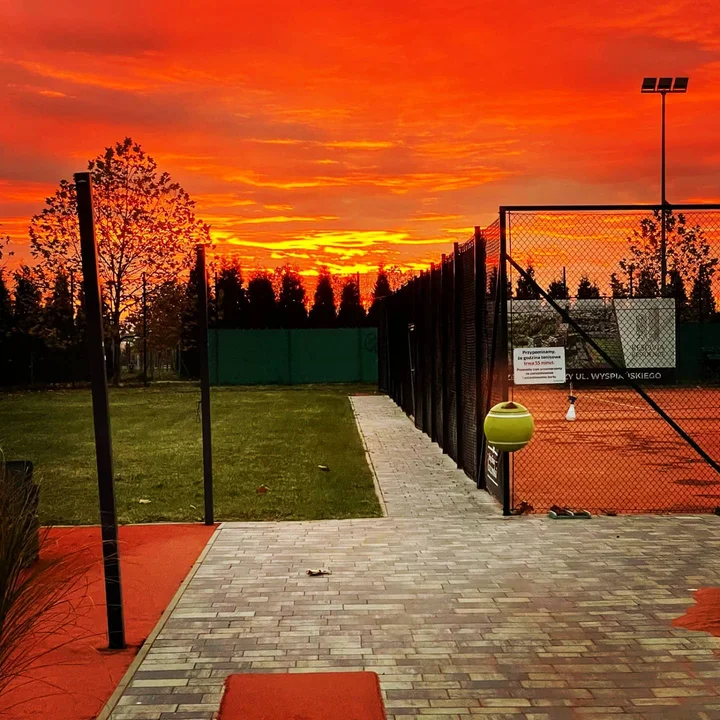 Klub Sportowy KS Czarni zachęca do korzystania z klubowych kortów. Dostępne są cztery boiska - zewnętrzne oraz wewnętrzne. Adres: Rzeszów, ul. Błogosławionej Karoliny 8 