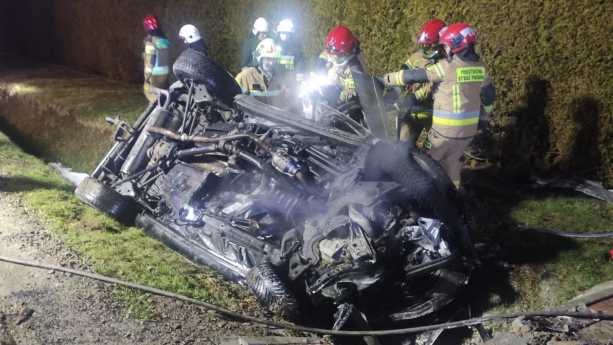 Poważny wypadek w Błażowej. Samochód z czteroosobową rodziną zajął się ogniem [ZDJĘCIA] - Zdjęcie główne