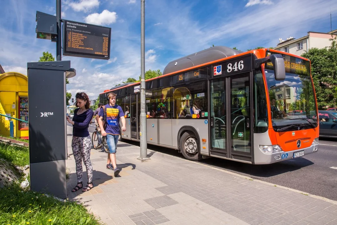 Od poniedziałku bezpłatne przejazdy autobusami dla uczniów. Co należy zrobić, żeby móc korzystać? - Zdjęcie główne