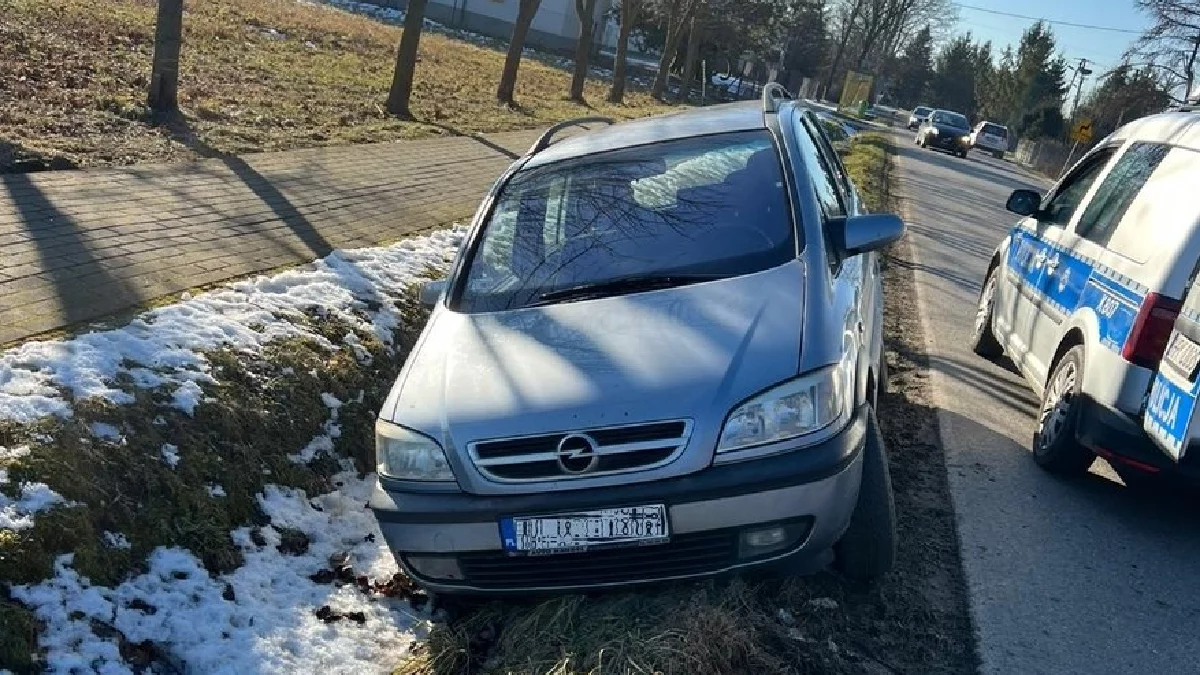 Wjechał oplem do rowu, miał prawie 3 promile. Zatrzymał go funkcjonariusz z Łańcuta po służbie - Zdjęcie główne