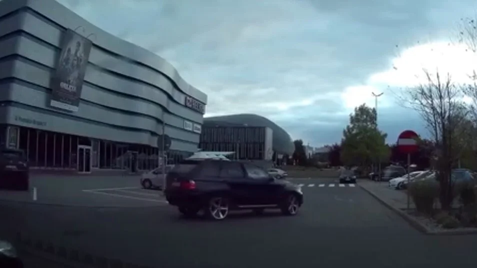 Na parkingu przy kinie Helios w Rzeszowie nie obowiązują znaki. Kierowcy jeżdżą jak chcą [WIDEO] - Zdjęcie główne