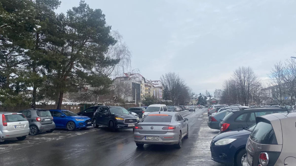 Parkowanie na tym parkingu graniczy z cudem! [ZDJĘCIA] - Zdjęcie główne