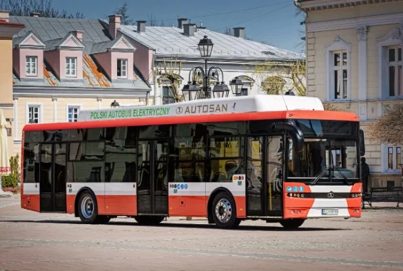 Zeroemisyjny, w pełni elektryczny autobus niskopodłogowy o długości 12 m. Porusza się bardzo cicho, nie emituje żadnych spalin, przez co jest przyjazny mieszkańcom miast oraz środowisku naturalnemu. Jest wolny od wibracji, co znacząco poprawia komfort podróżowania. Zamontowane komponenty (klimatyzacja, automatyczny system gaszenia pożaru w komorze silnika itp.) zapewniają bezpieczeństwo i wygodę pasażerom. Dzięki zastosowaniu nowoczesnych technologii autobus na jednym ładowaniu przejeżdża nawet 350 km 