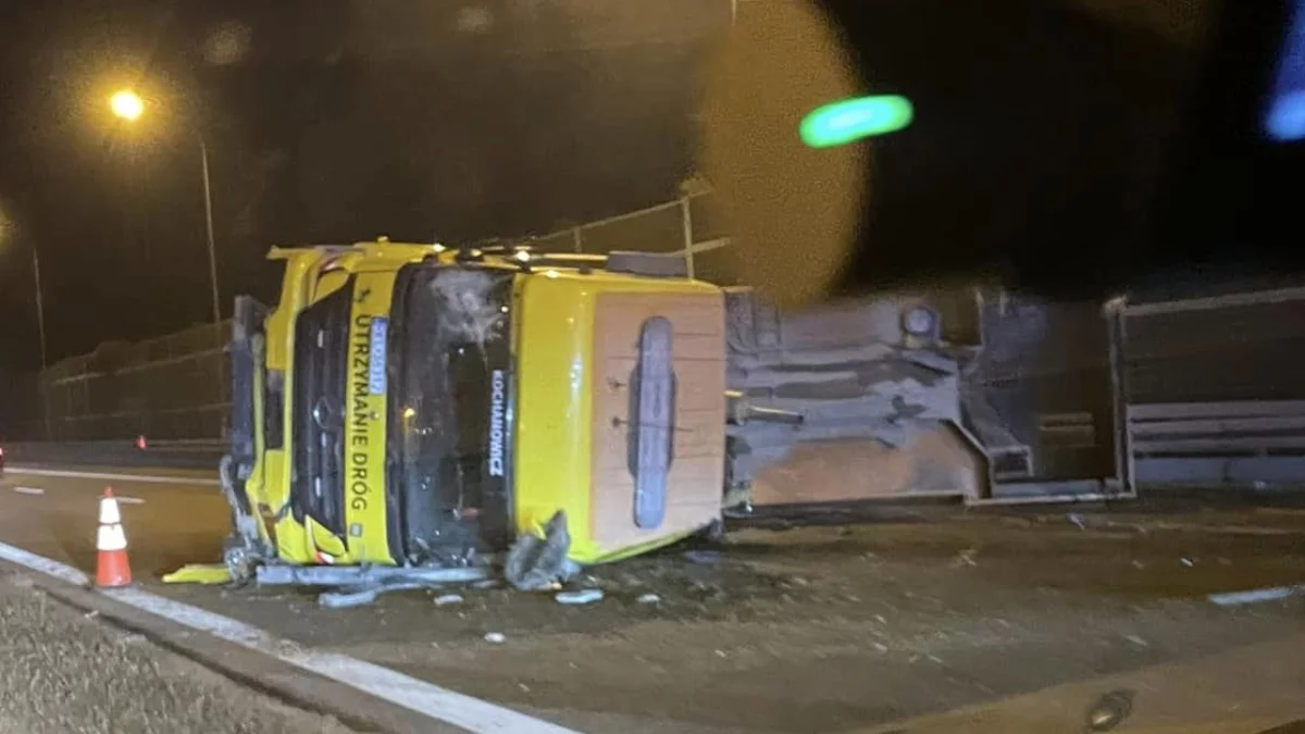 Wywrócenie tira na autostradzie A4. Pojazd zablokował drogę - Zdjęcie główne