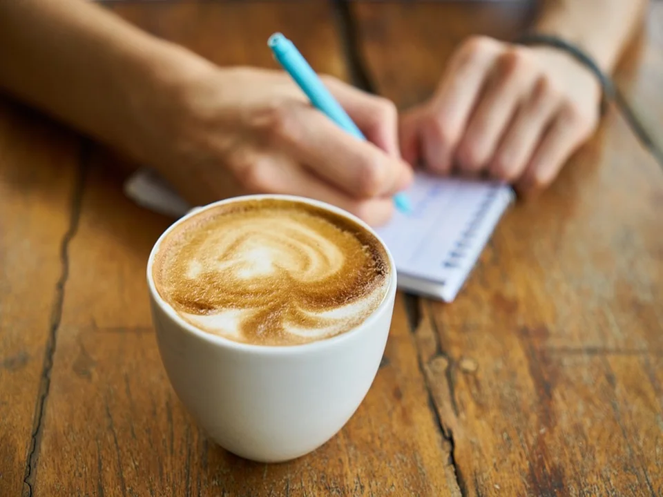 9.Cafe Mini, adres: Mikołaja Kopernika 3A, ocena 4,3 (406 opinii). Komentarz klienta: Duży wybór smacznych ciast, wielkie porcje, pyszna kawa i herbata. Można przyjść z pieskiem. 