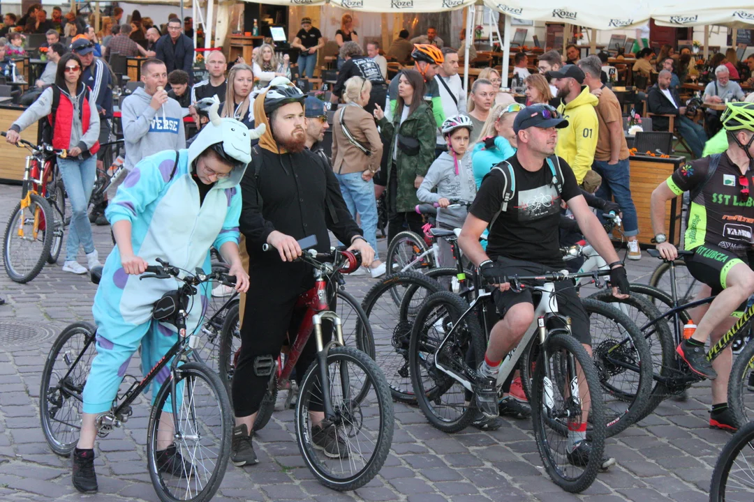 Rowerzyści opanowali rynek. Nocna parada rowerowa w Rzeszowie [ZDJĘCIA] - Zdjęcie główne
