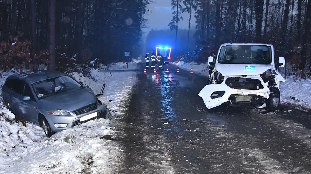 Groźny wypadek z udziałem dwóch fordów w Czarnej. Ranny 24-latek trafił do szpitala - Zdjęcie główne