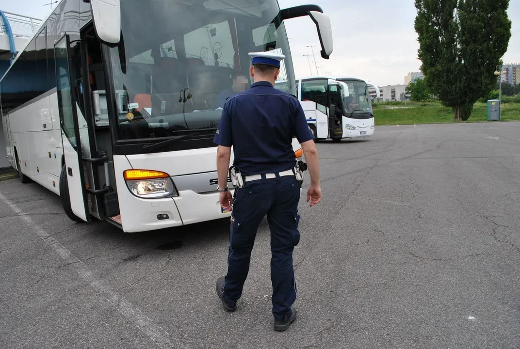 Punkt kontroli autokarów w Rzeszowie. Policjanci sprawdzą pojazdy wycieczkowe - Zdjęcie główne