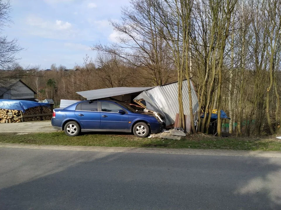 Kąkolówka. 36-latek wjechał w przydrożny garaż - Zdjęcie główne