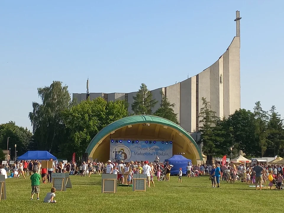 Piknik w Parku Papieskim z okazji Dnia Świętości Małżeństw i Rodzin. Zobacz zdjęcia - Zdjęcie główne