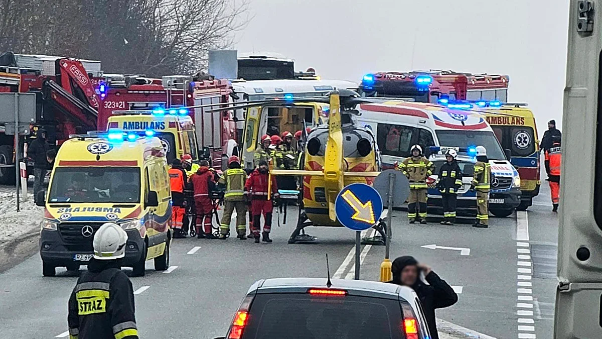 Wypadek w Trzcianie pod Rzeszowem. Zderzenie osobówki z autobusem - Zdjęcie główne