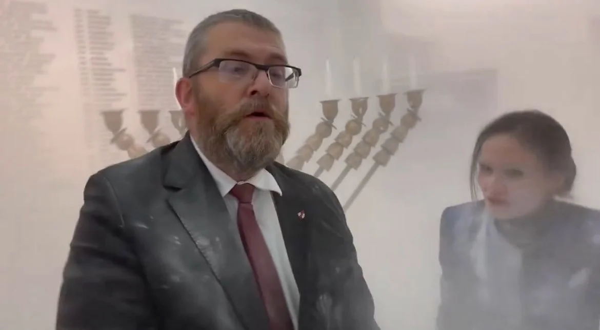 Skandal w Sejmie. Grzegorz Braun złapał za gaśnicę i zgasił świece chanukowe [WIDEO] - Zdjęcie główne