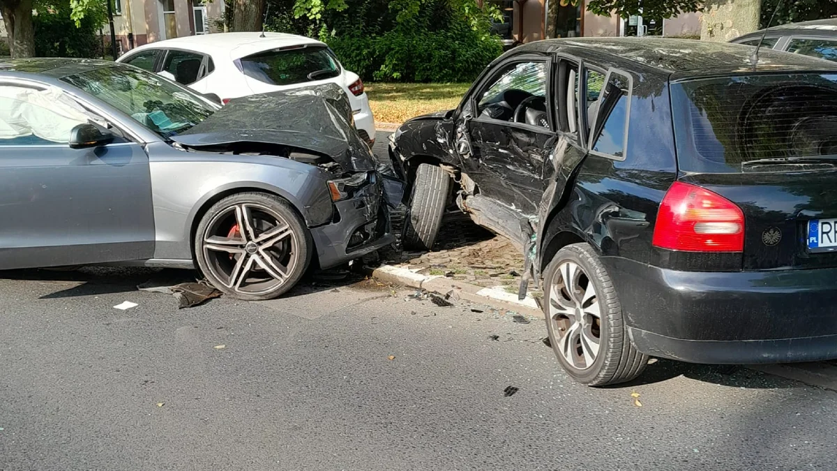 Poranny wypadek na ulicy Hetmańskiej. Cztery auta uszkodzone, są ranni [ZDJĘCIA] - Zdjęcie główne