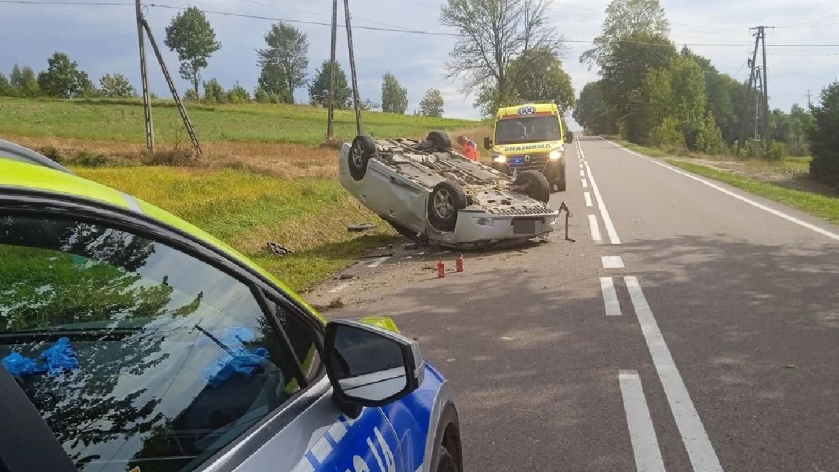 Dachowanie pojazdu w Łubnie. Ranny 40-latek trafił do szpitala - Zdjęcie główne