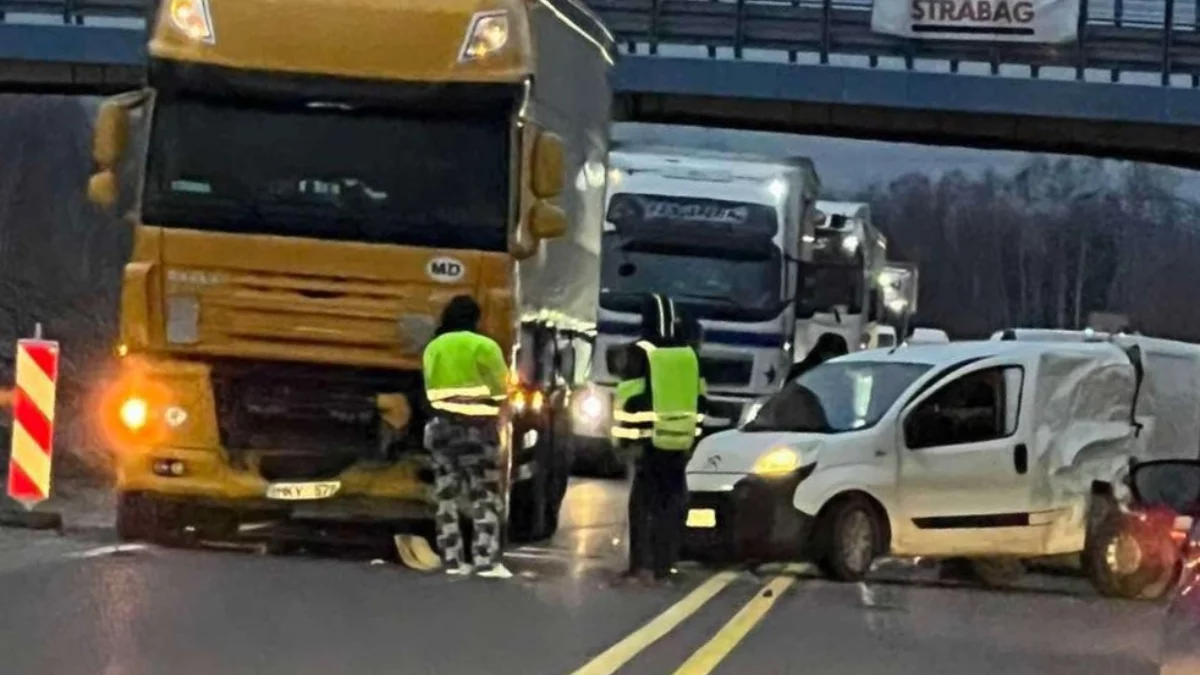 Wypadek na S19 obok Rzeszowa. Zderzyły  się dwa dostawczaki i tir - Zdjęcie główne