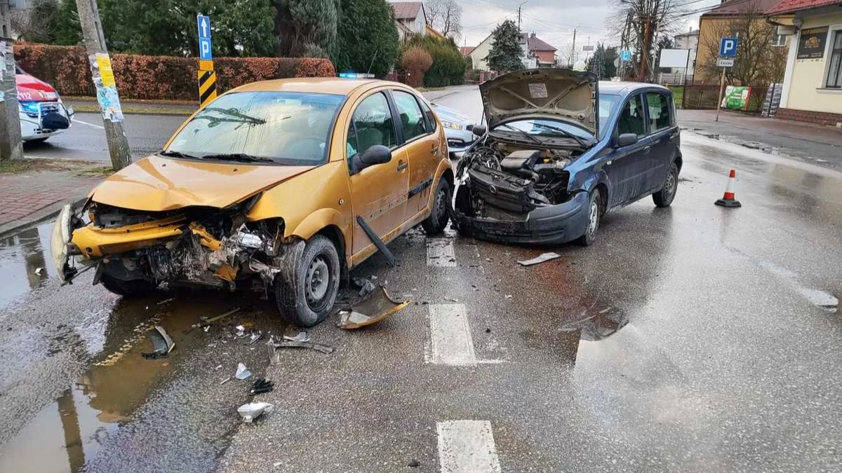 Wypadek dwóch samochodów w Rakszawie. Trzy osoby trafiły do szpiala [ZDJĘCIA] - Zdjęcie główne