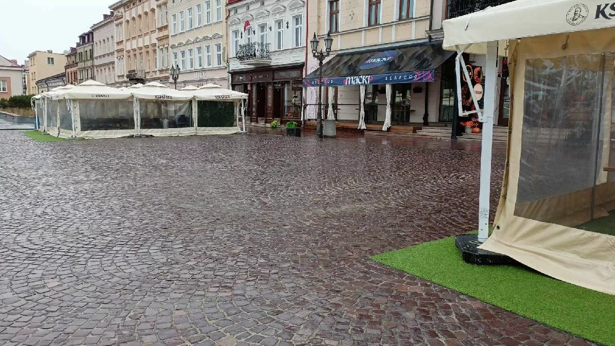 Z płyty rzeszowskiego Rynku pomału znikają ogródki. Koniec sezonu letniego. Kiedy wrócą? - Zdjęcie główne