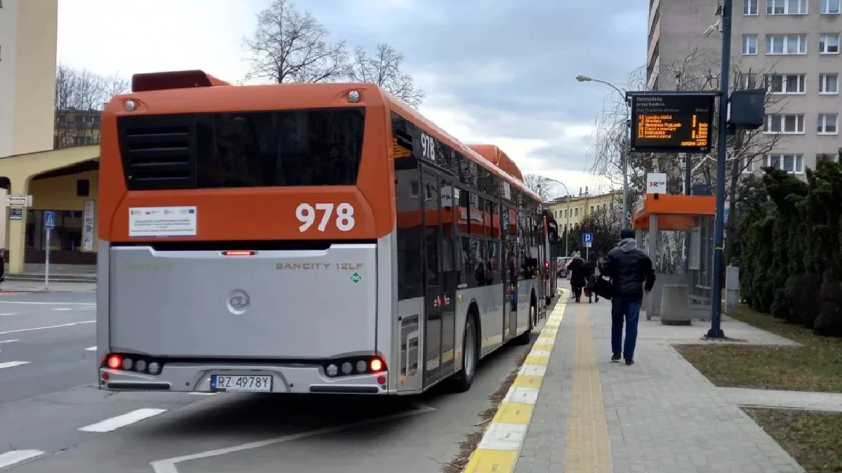 W tym dniu przejedziemy się komunikacją miejską bez biletu. Kiedy jest Światowy Dzień bez Samochodu? - Zdjęcie główne